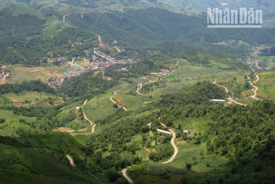 Đường từ trung tâm huyện Bắc Yên lên các xã vùng cao đã được nâng cấp, mở rộng và trải nhựa, có thể đi lại thuận tiện cả bốn mùa.