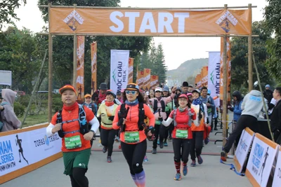 Gần 4.000 vận động viên đến từ 32 quốc gia tham gia giải chạy Marathon đường mòn Việt Nam tại Mộc Châu.