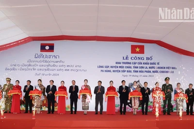 Đại diện các bộ, ngành, các tỉnh 2 nước Việt Nam-Lào thực hiện nghi lễ cắt băng khai trương cặp Cửa khẩu quốc tế Lóng Sập-Pa Háng.