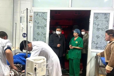 Đồng chí Nguyễn Đình Việt, Phó Bí thư Tỉnh ủy, Chủ tịch Ủy ban nhân dân tỉnh Sơn La trực tiếp thăm hỏi, động viên các gia đình nạn nhân.