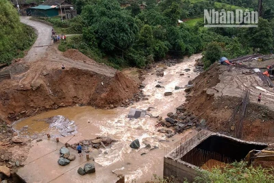 Nước lớn đã cuốn trôi 10m đoạn đường tránh thuộc tỉnh lộ 112, đoạn chạy qua bản Sồng Chống, xã Xím Vàng, huyện Bắc Yên.