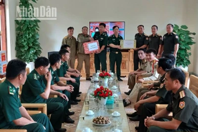 Đoàn công tác Ban Chỉ huy Quân sự và Công an huyện Sopbao chúc mừng Ngày Quốc khánh nước Cộng hòa Xã hội Chủ nghĩa Việt Nam tại Đồn Biên phòng Chiềng Sơn.