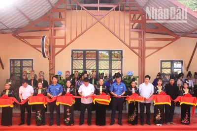 Cắt băng khánh thành Nhà văn hóa cộng đồng cho đồng bào dân tộc La Ha tại bản Hiên, xã Liệp Tè, huyện Thuận Châu. (Ảnh: Quốc Tuấn)