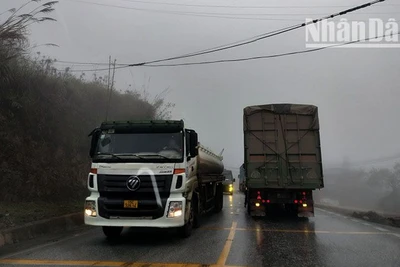 Do sương mù và mưa, nên các phương tiện tham gia giao thông trên tuyến Quốc lộ 6 đoạn qua Hòa Bình và Sơn La thời điểm này đi lại khó khăn.