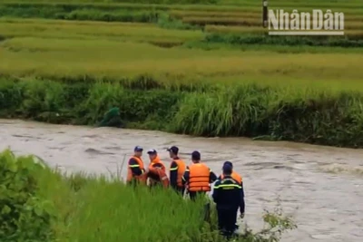 Huyện Phù Yên đã huy động 100 người thuộc các lực lượng tìm kiếm người mất tích. (Ảnh: Minh Công)