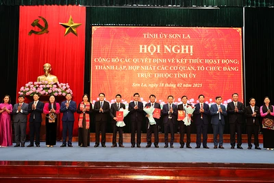 Bí thư Tỉnh ủy và Chủ tịch Ủy ban nhân dân tỉnh Sơn La trao quyết định và tặng hoa chúc mừng Đảng bộ các cơ quan Đảng tỉnh Sơn La.