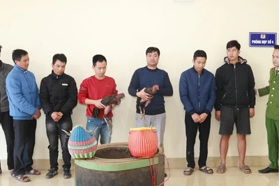 Các đối tượng cùng tang vật tại cơ quan công an.