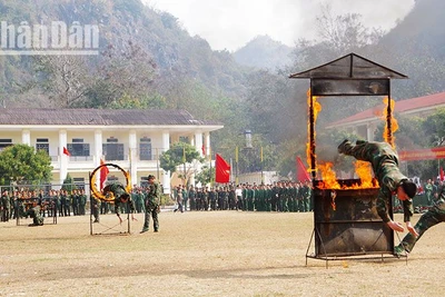 Các chiến sĩ Bộ Chỉ huy Quân sự và Bộ Chỉ huy Bộ đội Biên phòng tỉnh Sơn La biểu diễn nhảy qua vòng lửa.