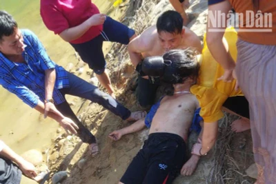 Đại úy Quàng Văn Tám và người dân sơ cứu ban đầu cho anh Giàng A Dệnh.