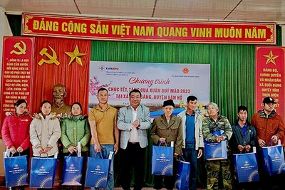 Lãnh đạo Công ty Điện lực Sơn La trao quà Tết cho các hộ nghèo xã Suối Bàng.