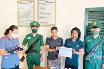 Hai đối tượng Thạo Vầu và Thong Say tại Đồn Biên phòng Chiềng On.