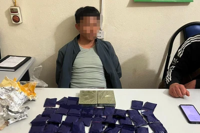 Đối tượng Hạng A Xà cùng tang vật tại cơ quan chức năng.