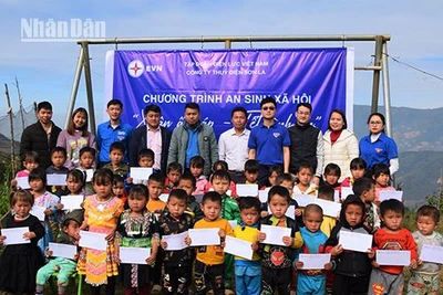 Công ty Thủy điện Sơn La tặng truyện tranh và đồ dùng học tập cho học sinh các bản của xã Chiềng Công, huyện Mường La.