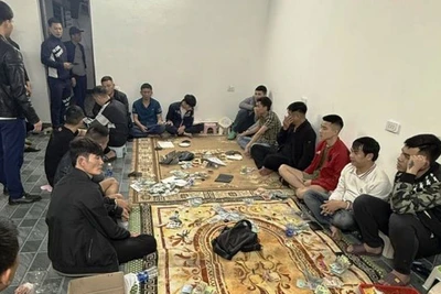 Các đối tượng bị bắt quả tang tại sới bạc.