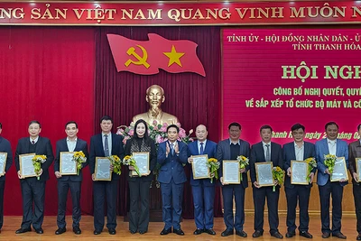 Bí thư Tỉnh ủy Thanh Hóa trao quyết định điều động, bổ nhiệm các cán bộ.