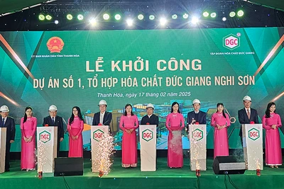 Các đại biểu động thổ khởi công Dự án số 1-Tổ hợp hóa chất Đức Giang.