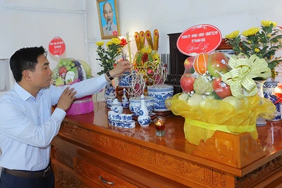 Đồng chí Nguyễn Doãn Anh, Bí thư Tỉnh ủy Thanh Hóa tưởng niệm Anh hùng, liệt sĩ.