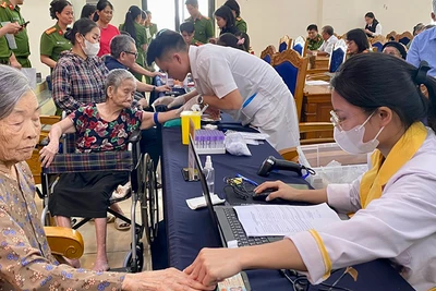 Cơ quan chức năng triển khai thu nhận mẫu ADN của thân nhân liệt sĩ.