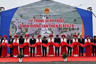 Các đại biểu cắt băng, thông xe kỹ thuật đường giao thông.