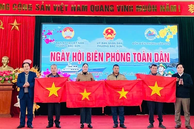 Bộ đội Biên phòng cùng nhà tài trợ trao tặng cờ, động viên ngư dân vươn khơi, bám biển.