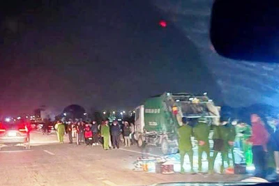 Lực lượng chức năng khắc phục hậu quả vụ tai nạn.