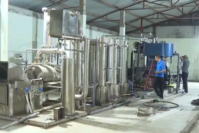 Lực lượng chức năng kiểm tra xưởng sản xuất khí N2O.