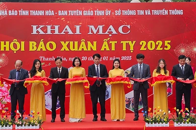 Các đại biểu cắt băng khai trương Hội báo Xuân.