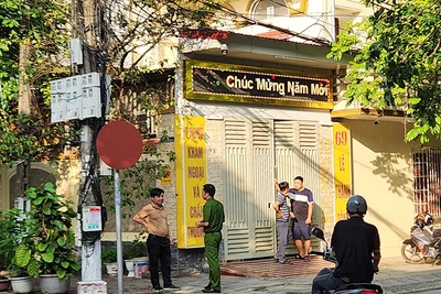 Khu vực bên ngoài phòng khám xảy ra sự việc.