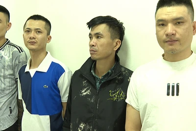 Bốn đối tượng mua, bán ma túy bị bắt giữ.