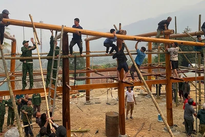 Các lực lượng trợ giúp hộ dân ở khu phố Tén Tằn xây lắp ngôi nhà sàn.