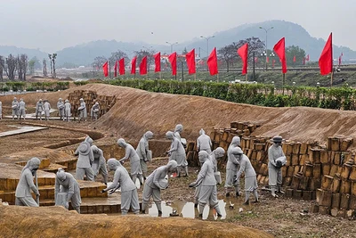 Phỏng dựng công trường đắp đê sông Mã trong kháng chiến chống Mỹ cứu nước.