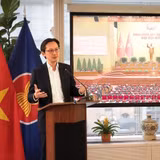 Đại sứ Đỗ Hùng Việt chủ trì buổi gặp mặt. (Ảnh: TTXVN)