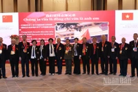 Các cựu chiến binh Trung Quốc từng tham gia giúp đỡ Việt Nam trong cuộc kháng chiến chống Mỹ, cứu nước chụp ảnh lưu niệm tại Lễ kỷ niệm 75 năm thiết lập quan hệ ngoại giao Việt Nam-Trung Quốc được tổ chức tại Bắc Kinh. 