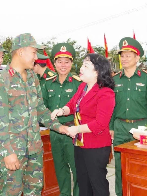 Đồng chí Cao Thị Hoài An, Phó Bí thư Thường trực Tỉnh ủy, Chủ tịch Hội đồng nhân dân tỉnh Đắk Lắk, thăm hỏi, cảm ơn và chào tạm biệt các chiến sĩ tham gia "Chiến dịch Quang Trung".