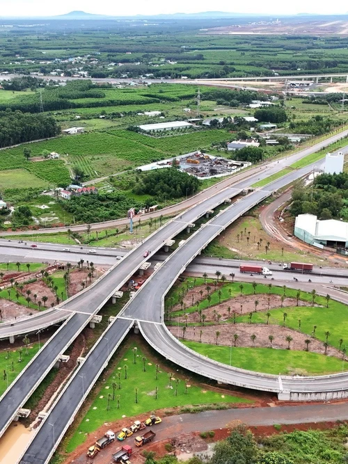 Nút giao đường T1 với Quốc lộ 51 đã cơ bản hoàn thành, bảo đảm thông xe kỹ thuật trước ngày 19/12.