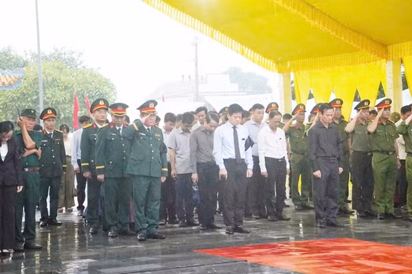 Các đại biểu của tỉnh Quảng Trị tưởng niệm, tri ân các Anh hùng liệt sĩ. (Ảnh: LÂM QUANG HUY)
