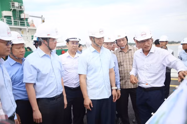 Bí thư Tỉnh ủy Quảng Trị Vương Quốc Tuấn cùng lãnh đạo Ủy ban nhân dân tỉnh Quảng Trị kiểm tra tiến độ dự án Khu bến cảng quốc tế Mỹ Thủy. (Ảnh: LÂM QUANG HUY)