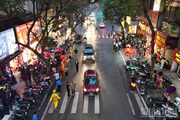 Người dân xếp hàng mua vàng nhân ngày vía Thần Tài. Ảnh: Thùy Linh