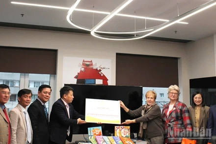 Đoàn công tác Đại sứ quán Việt Nam tại Liên bang Nga và Nhà Xuất bản Giáo dục Việt Nam (Bộ Giáo dục và Đào tạo Việt Nam) thăm và làm việc với Thư viện Thiếu nhi Quốc gia Liên bang Nga.