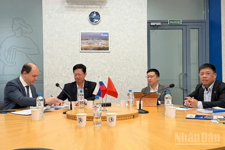 Đoàn công tác Vietsovpetro làm việc với Ban Giám hiệu Trường đại học Kỹ thuật dầu khí quốc gia Ufa.