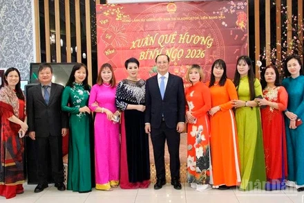 Tổng lãnh sự Việt Nam tại Vladivostok Nguyễn Việt Kiên chụp ảnh lưu niệm cùng cộng đồng người Việt tại Primorye.