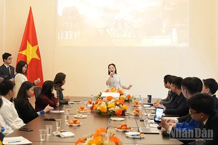 Văn nghệ chào mừng Hội nghị. (Ảnh: XUÂN HƯNG)