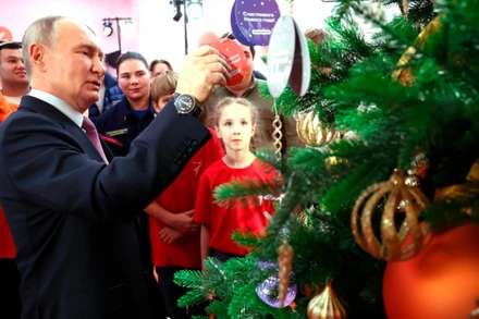 Tổng thống Nga Vladimir Putin tham gia chương trình "Cây thông điều ước". (Ảnh: RIA Novosti)