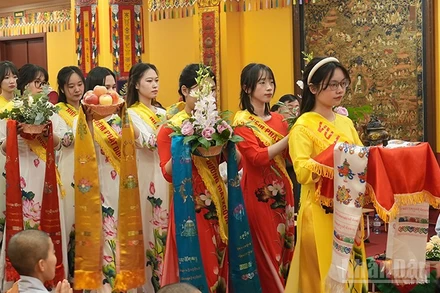 Lễ dâng hương Vu lan báo hiếu. (Ảnh: XUÂN HƯNG)