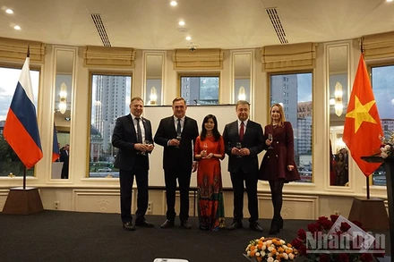 Tổng Lãnh sự Nguyễn Mai Hường và các vị khách mời cùng nhau nâng ly chúc mừng 80 năm Quốc khánh Việt Nam.