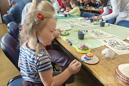 Thiếu nhi Nga trải nghiệm và tìm hiểu về đất nước Việt Nam xinh đẹp.