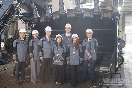 Đoàn công tác Tổng Lãnh sự quán Việt Nam tại thành phố Ekaterinburg thăm Nhà máy Uralmash.