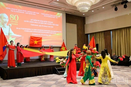 Tiết mục văn nghệ chào mừng Lễ kỷ niệm do cộng đồng người Việt Nam sinh sống, học tập tại Primorye biểu diễn.