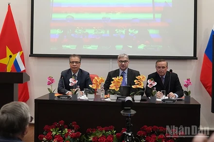 Đại sứ Việt Nam tại Liên bang Nga Đặng Minh Khôi (ngoài cùng bên trái) dự và phát biểu tại phiên toàn thể. (Ảnh: XUÂN HƯNG)