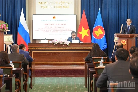 Đặc phái viên của Tổng Bí thư Tô Lâm thông báo kết quả Đại hội XIV tới cộng đồng người Việt tại Liên bang Nga. (Ảnh: XUÂN HƯNG)